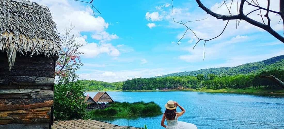Khung cảnh tuyệt đẹp của hồ nước lớn nổi tiếng tại Đà Lạt