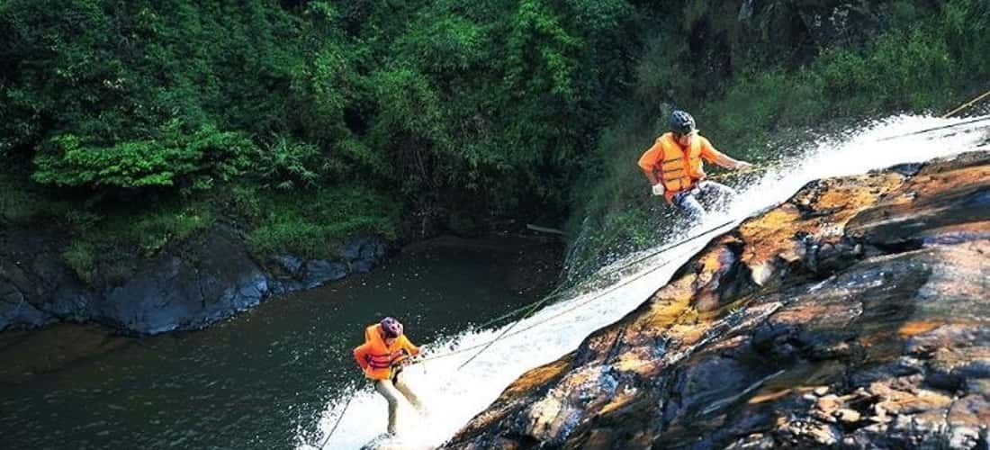 Trò chơi đu dây vượt thác mạo hiểm được nhiều du khách ưa thích.