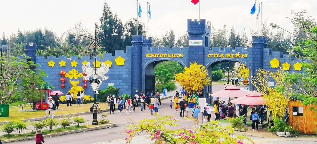 游客在Cua Bien旅游区门口办理登记