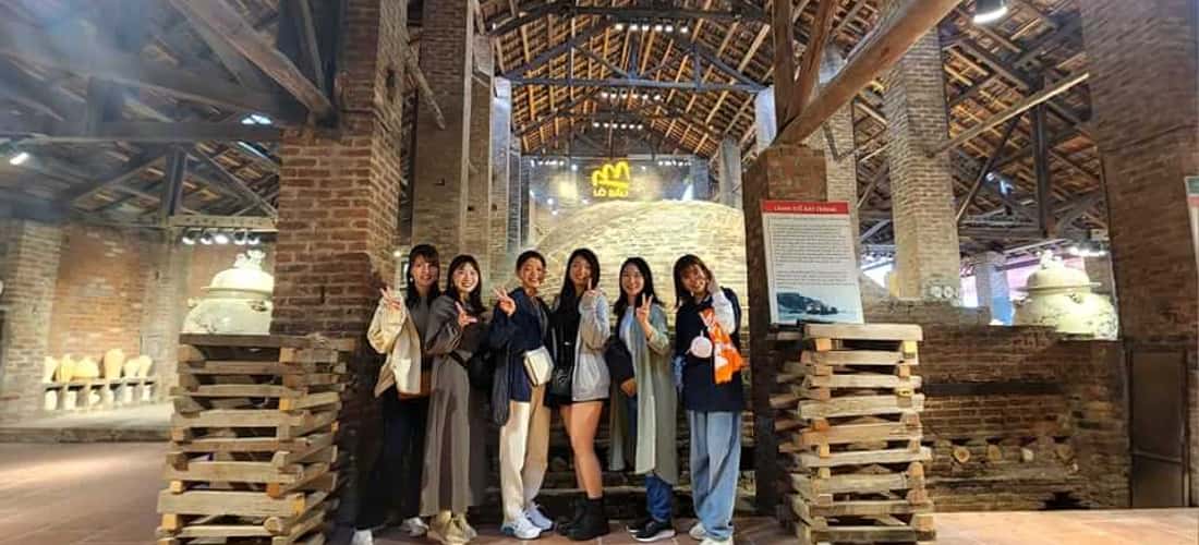 Lò bầu cổ độc đáo là địa điểm thu hút khách tham quan