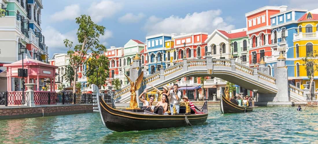乘坐越南版贡多拉船游览威尼斯河