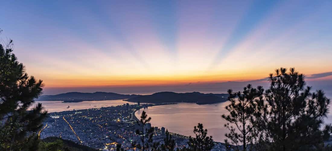 자연을 사랑하고 하늘, 땅, 바다의 탁 트인 아름다움을 탐험하고 싶다면 Vung Chua Quy Nhon 산을 놓칠 수 없을 것입니다.