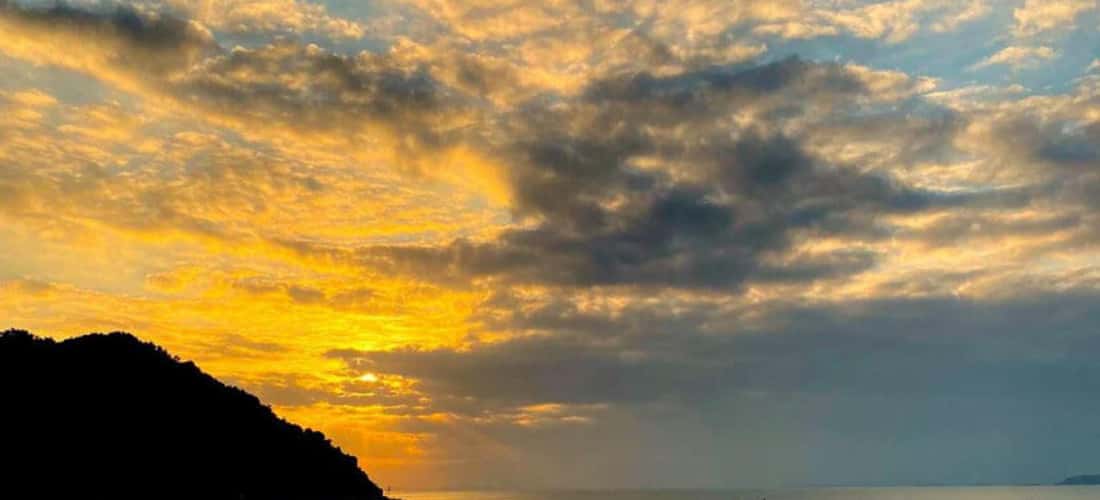 Hoàng hôn trên đảo Cái Chiên.
