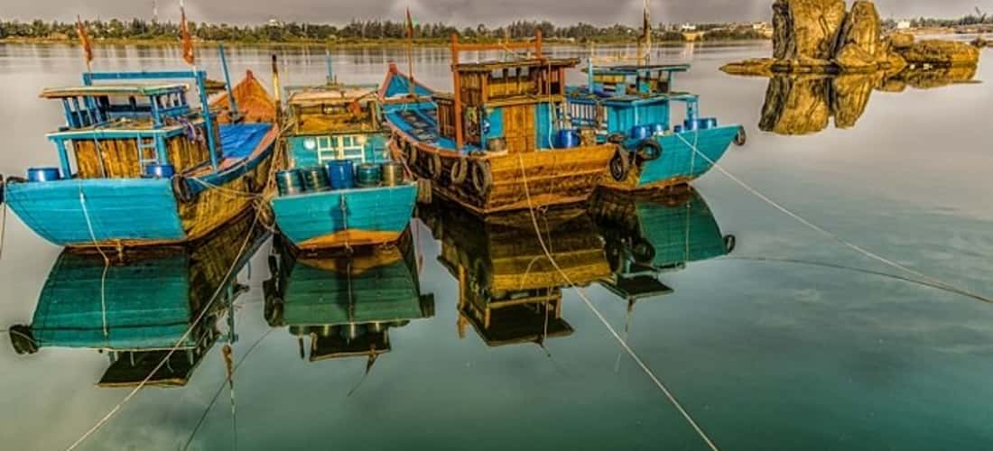 Cả vùng xung quanh cửa Sa Cần là một “hợp thể” của vẻ quyến rũ, thơ mộng, ngay bên cạnh Vũng Quýt, nay gọi là Dung Quất.