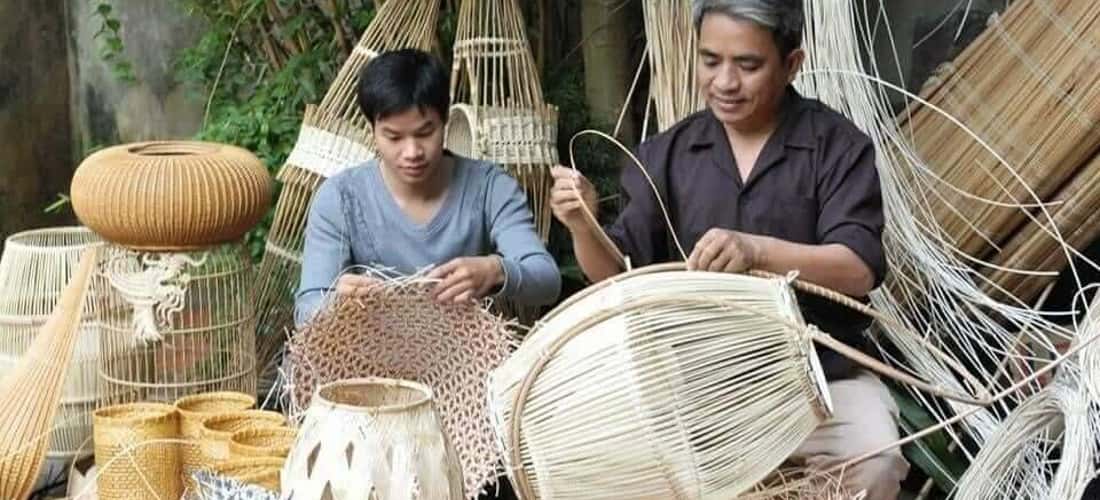 Sự khéo léo của các nghệ nhân làng mây tre đan Phú Vinh