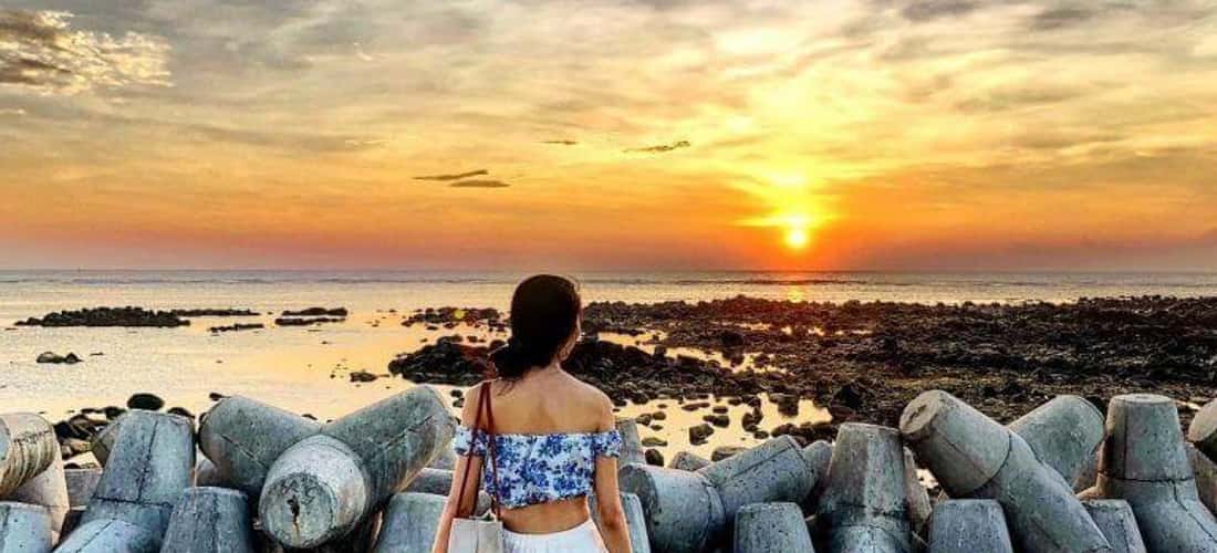 Mù Cu Lý Sơn còn gây ấn tượng bởi những bãi đá đen độc đáo được hình thành từ nham thạch núi lửa đã tắt