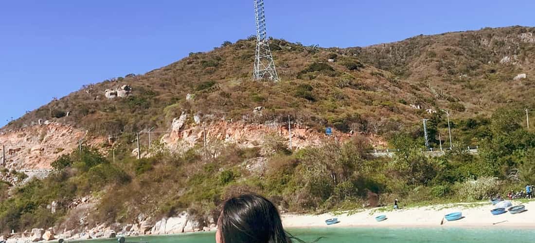 바이킨(Bai Kinh)은 길고 하얀 모래와 맑고 푸른 바닷물이 있는 이상적인 해변으로 수영 활동에 매우 적합합니다.