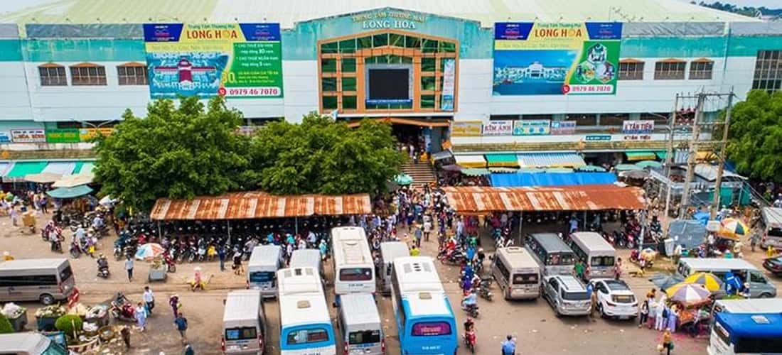 Chợ Long Hoa không chỉ là nơi mua sắm quan trọng mà còn là trung tâm giao thương sầm uất trong khu vực.