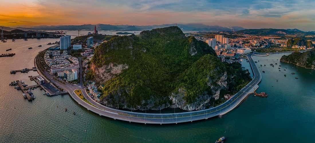 바이토산(Bai Tho Mountain)은 하롱(Ha Long)의 아름다운 아름다움을 모두 포착할 수 있는 완벽한 높이를 가지고 있습니다.