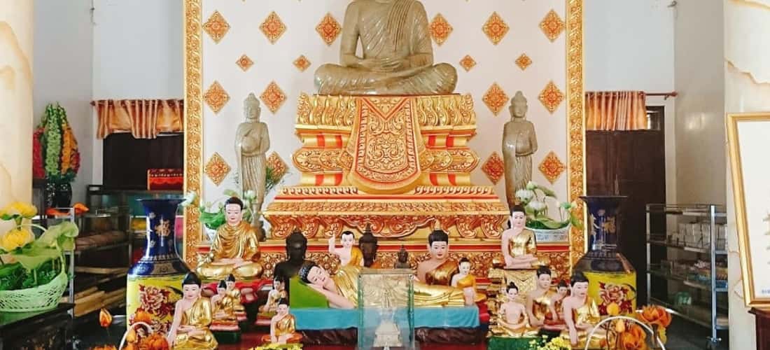 무니르 안세이 파고다(Munir Ansay Pagoda)의 본당 구역은 화려하게 장식되어 있지만 그에 못지않게 엄숙합니다.