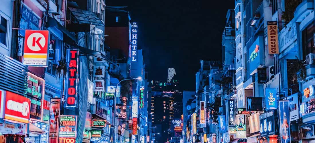 부이비엔 워킹 스트리트(Bui Vien Walking Street)는 주말 저녁을 위한 이상적인 만남의 장소입니다.