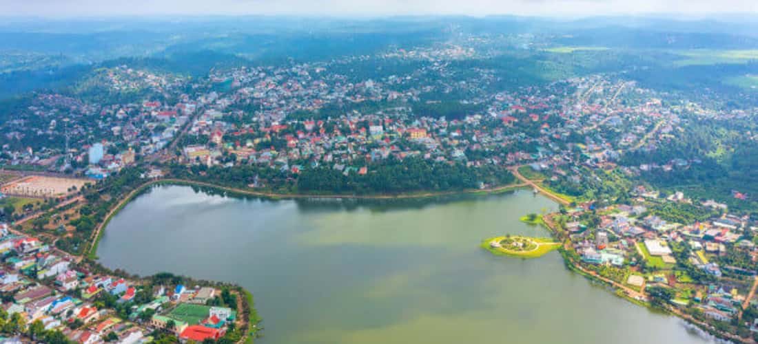 Người ta thường ví von hồ nước này tựa như “mắt biếc” giữa lòng thị trấn tạo không khí mát mẻ và khung cảnh đẹp mơ màng.
