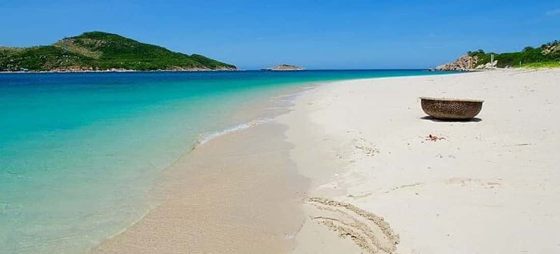 Bãi Kinh nổi tiếng với bãi cát mịn màng, nước biển trong xanh, sóng êm dịu và đặc biệt là cảnh quan núi non bao quanh