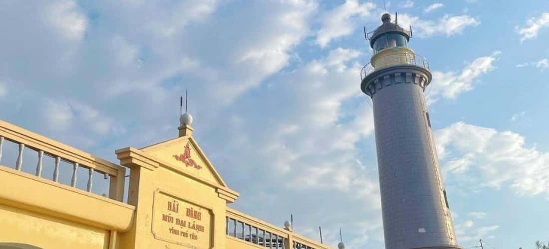 这座灯塔建于19世纪，至今仍雄伟地保持着守护海岸、保护近海渔民的任务。