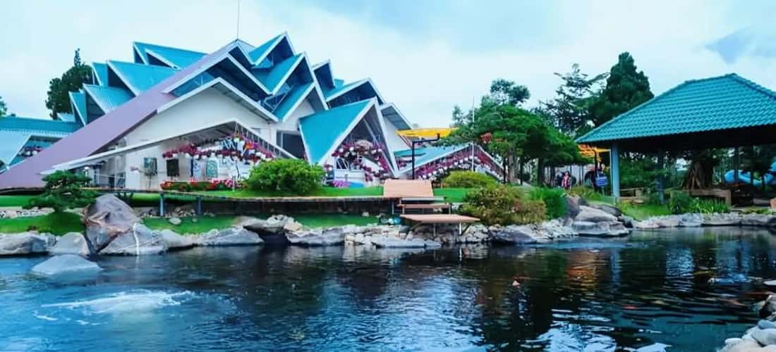Được mệnh danh là “tiểu Nhật Bản” giữa lòng Đà Lạt, Khu Du Lịch Lá Phong mang đến trải nghiệm vi vu mới mẻ cùng nhiều góc chụp ảnh cực kỳ “ảo diệu”.