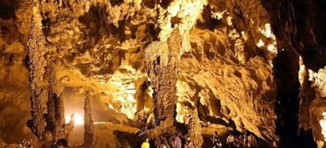 Du khách tham quan động Ngườm Ngao