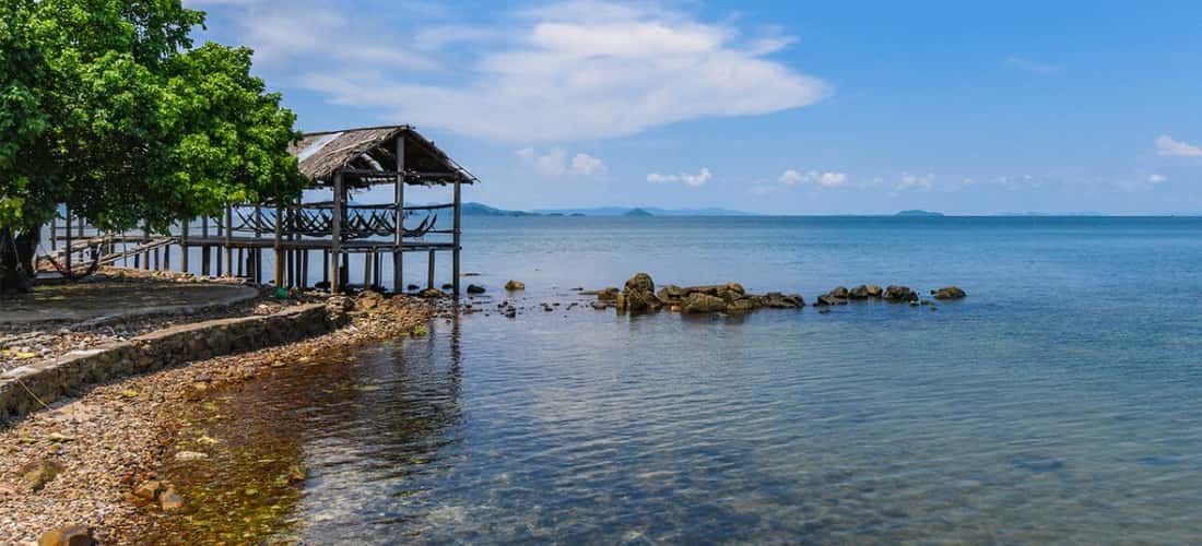 坚江海盗岛清澈碧蓝的海水