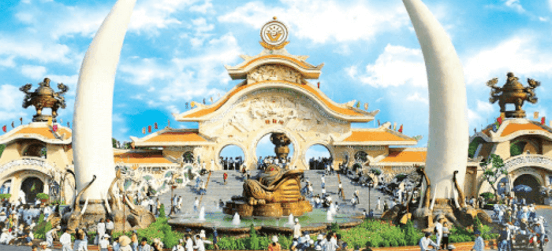 Cổng khu du lịch văn hóa Suối Tiên