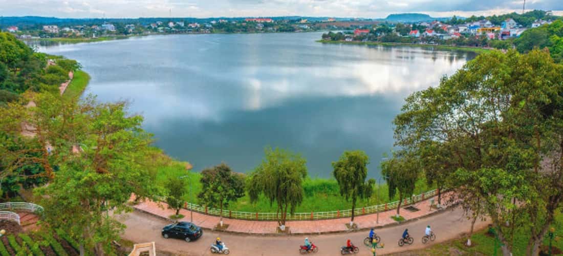 Hồ Tây Đăk Mil nổi tiếng với bầu không khí trong lành, khung cảnh đẹp như thơ khiến bao người mê mẩn.