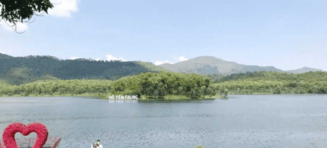 Cầu Tình Yêu độc đáo tại hồ Yên Trung