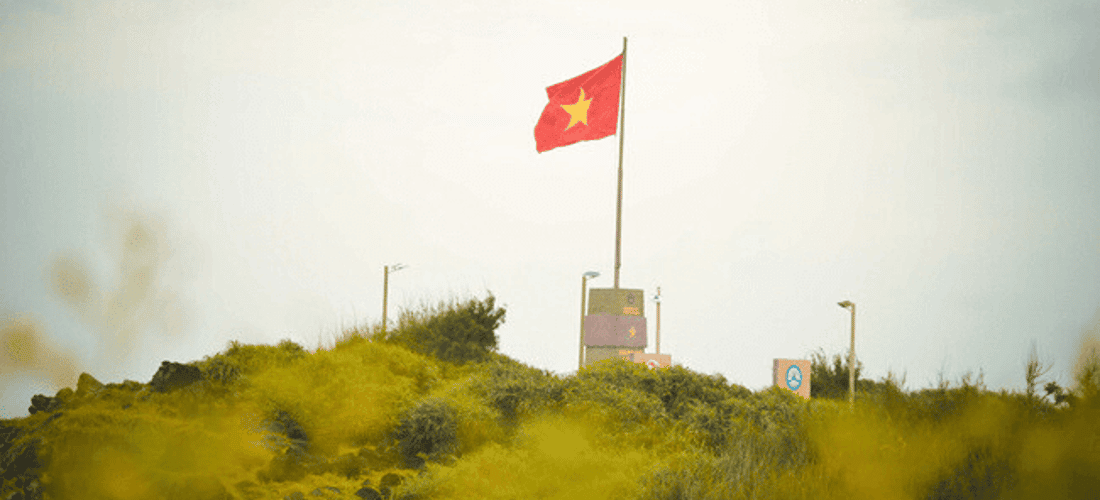 Phu Quy 旗杆于 2015 年 6 月开始建设，面朝东海，采用钢筋混凝土材料建造，旗帜由优质面料缝制而成。