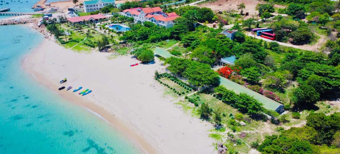 探索美丽的白京宁顺 (Bai Kinh Ninh Thuan)，体验令人印象深刻的沿海公路，山、林、海和村庄融为一体。