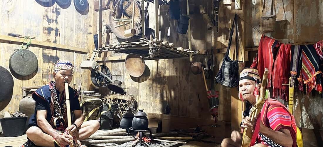 Hòa mình vào cuộc sống của người dân bản địa