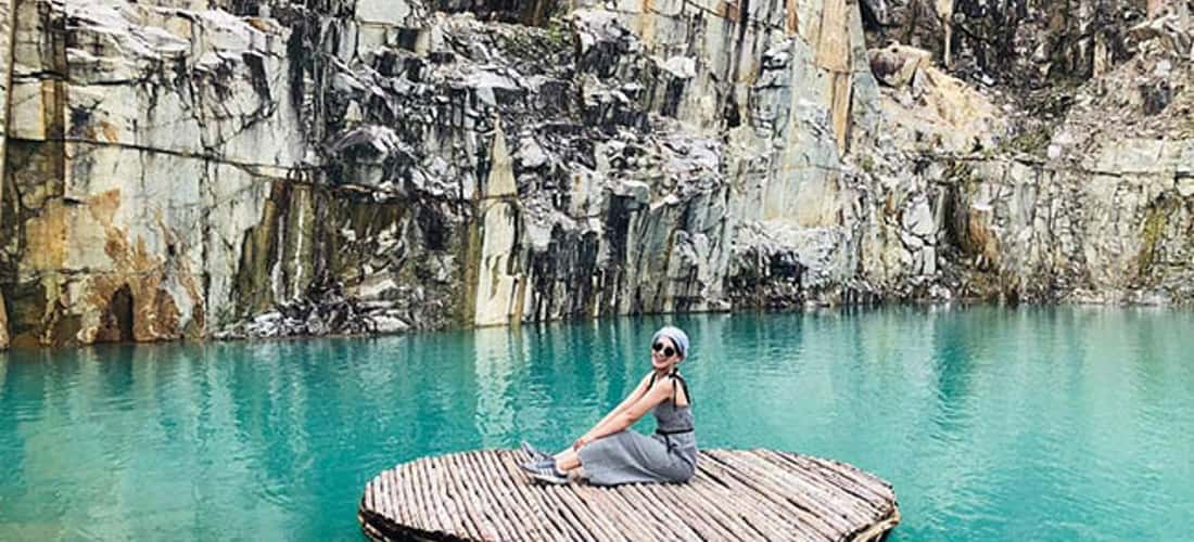 Tuyet Tinh Coc Da Lat是著名的旅游胜地,拥有碧绿的湖水和许多美丽的摄影角度。
