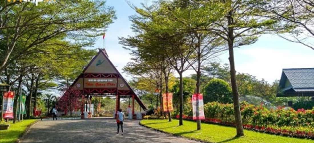 Đường vào khu du lịch thác Giang Điền
