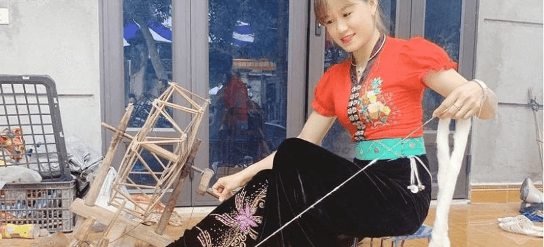 Thiếu nữ bản Vàng Pheo quay sợi dệt vải