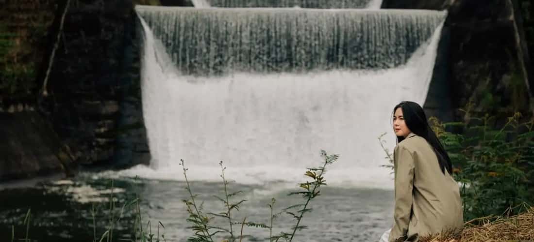 在大坝脚下放松。