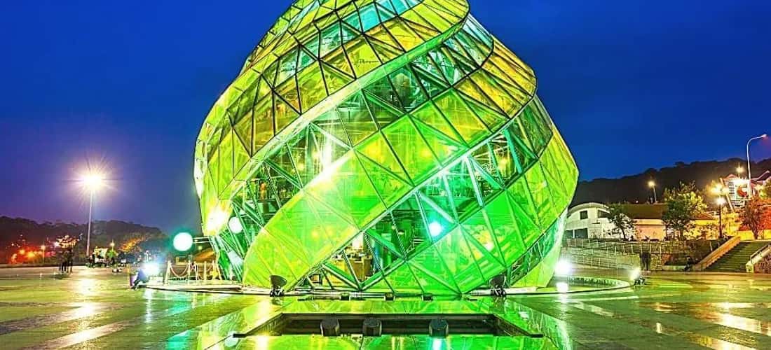 Quảng trường Lâm Viên về đêm vô cùng đẹp bởi ánh đèn lấp lánh, lung linh của nụ hoa, chắc chắn sẽ làm đốn tim biết bao du khách gần xa khi ghé thăm Đà Lạt.