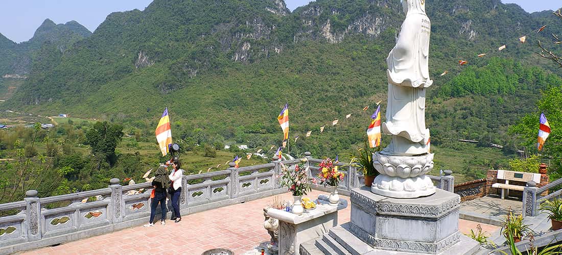 Chùa Phật Tích mang vẻ đẹp bình yên, cổ xưa.