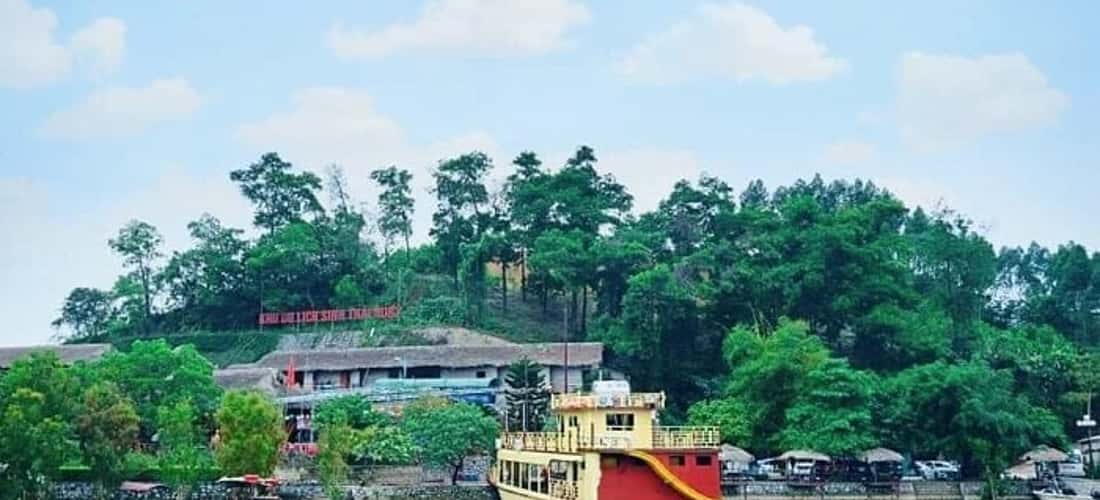 Khu du lịch sinh thái Ruby Yên Bái nằm cạnh hồ Thác Bà, thuộc huyện Yên Bình.