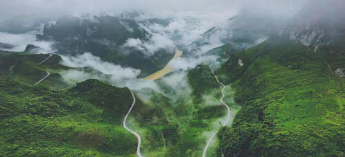 흐린 날의 신비한 Ma Pi Leng Pass