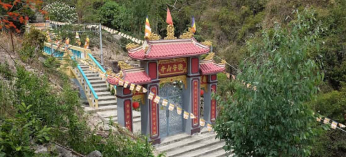 Cổng chùa Suối Đổ