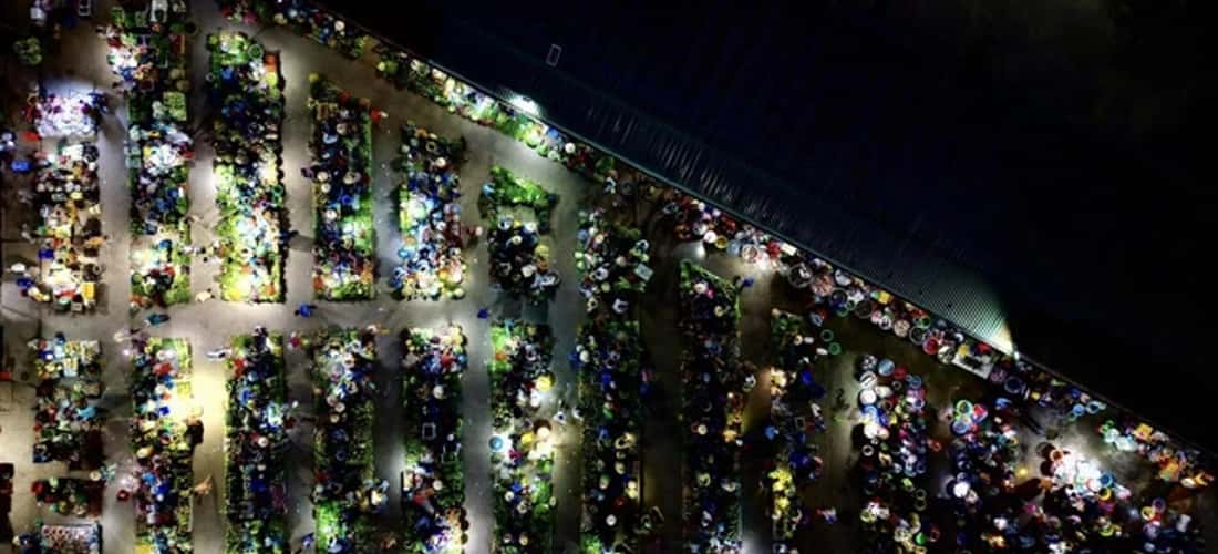 如果你打算去西部旅游,记得计划去体验一下这个独特的“蹲地”市场。