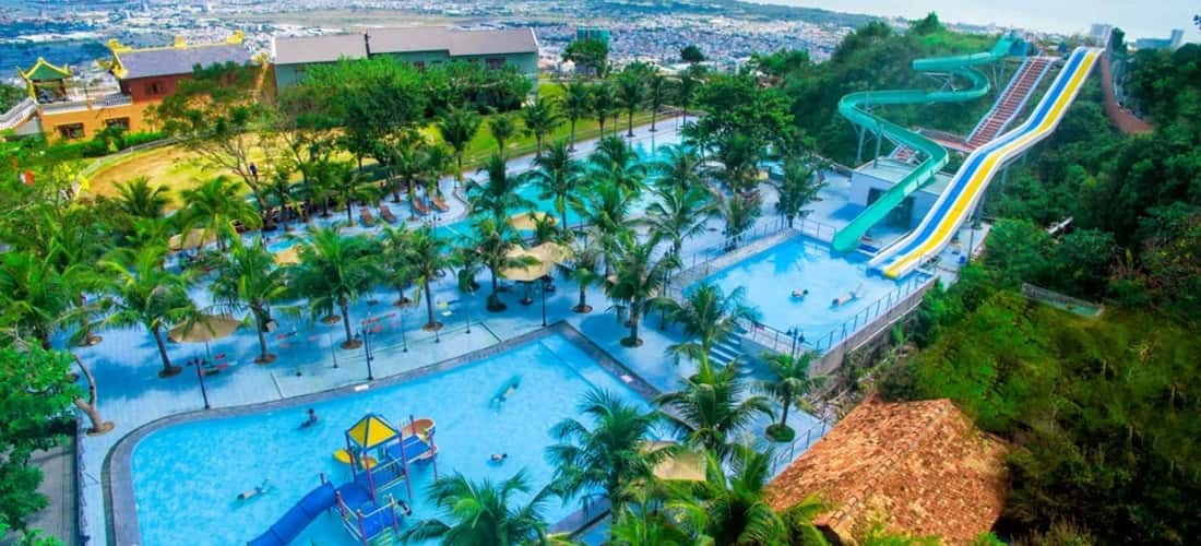 头顿胡梅公园 (Ho May Park Vung Tau) 的水滑梯让您心跳加速