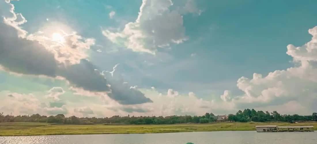 Với vẻ đẹp hoang sơ chưa bị tác động nhiều bởi con người, hồ Suối Vọng thu hút những ai yêu thích khám phá thiên nhiên.
