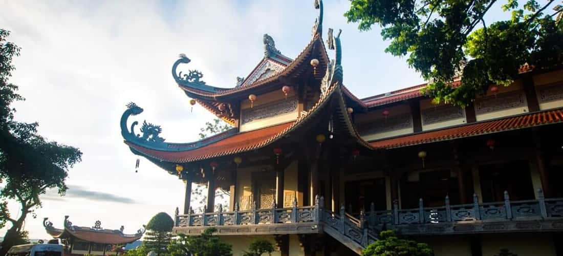 这座美丽的寺庙对于那些想要暂时逃离城市生活喧嚣寻找精神归宿的流浪灵魂来说是一处宁静的地方。