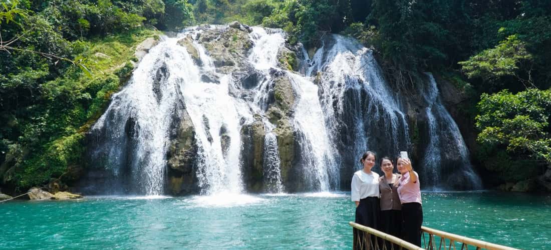 “Tà Puồng” trong tiếng Bru-Vân Kiều có nghĩa là “Nơi có dòng thác từ núi cao đổ xuống”.