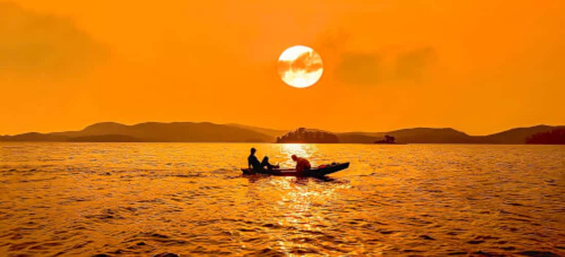 Hoàng hôn tuyệt đẹp ở Hồ Kẻ Gỗ