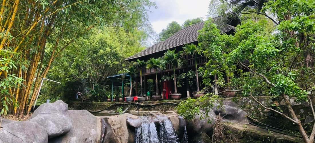 和富清位于岘港市和旺区雄伟的山脉和森林之中，就像一块“娱乐玉石”