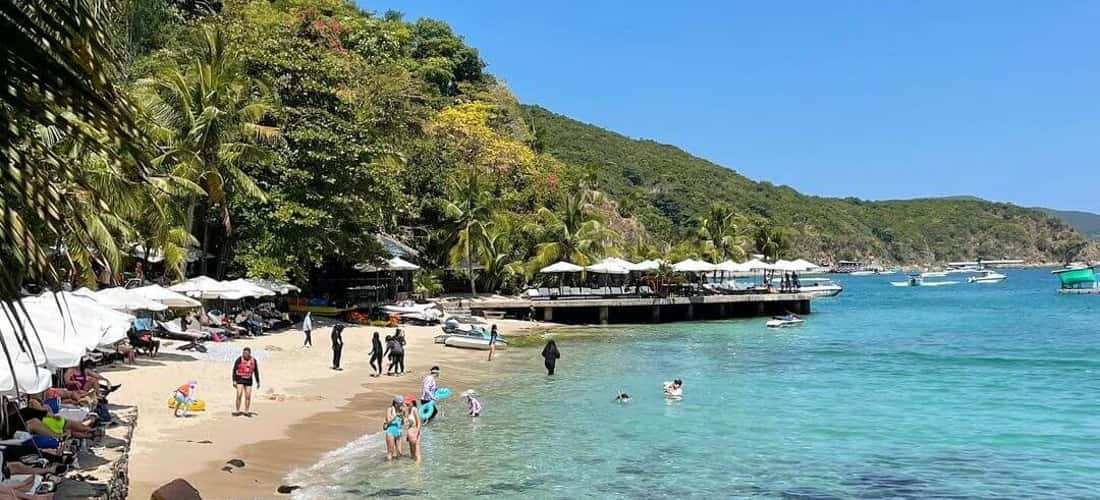 这里的海滩适合夏天4月底到9月去，阳光明媚，蓝色的海水非常漂亮。