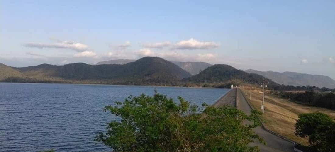 Ca Day湖位于Bac Binh区Binh An区An Binh村，距区中心约25公里，距Bau Trang约40公里。