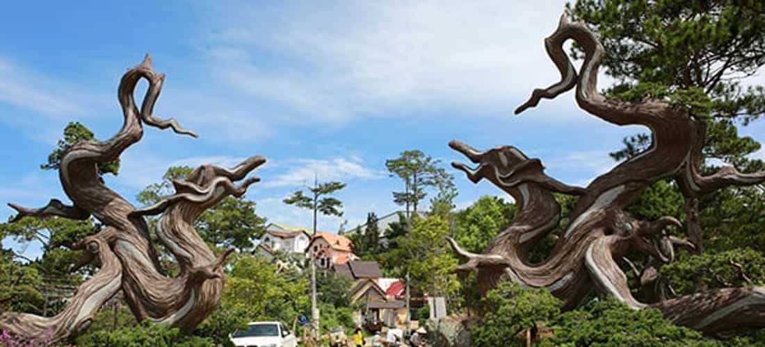 Với diện tích hơn 4.5 hecta, Khu Du Lịch Lá Phong có một khu vườn bonsai đẹp nhất nhì Đà Lạt với hàng chục ngàn cây
