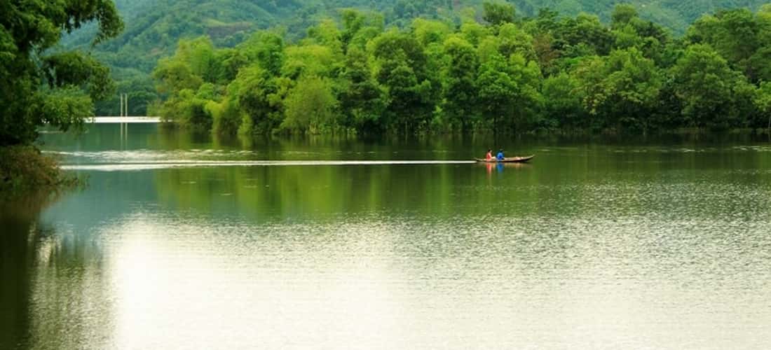 Vai Mieu Lake位于山脉下，景色十分诗意。