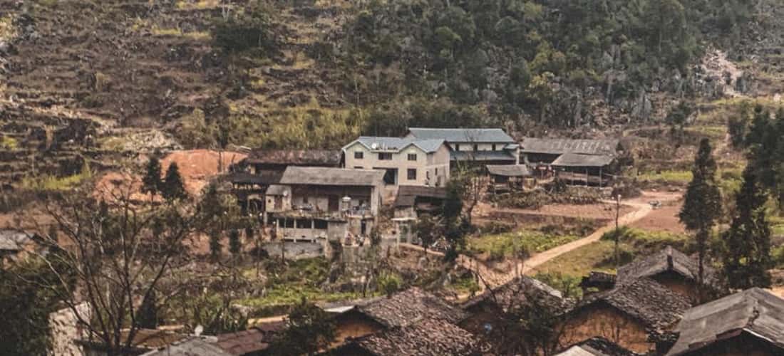 바람 부는 고지대에 평화로운 지붕들이 촘촘히 자리잡고 있다