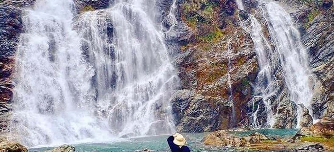Ẩn mình giữa núi rừng đại ngàn, thác Lũng Ồ khoác lên mình vẻ đẹp yên bình và thơ mộng.
