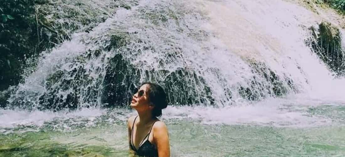 Bơi lội, hòa mình vào làn nước suối mát lạnh cũng là một trải nghiệm bạn không nên bỏ qua khi tới đây.